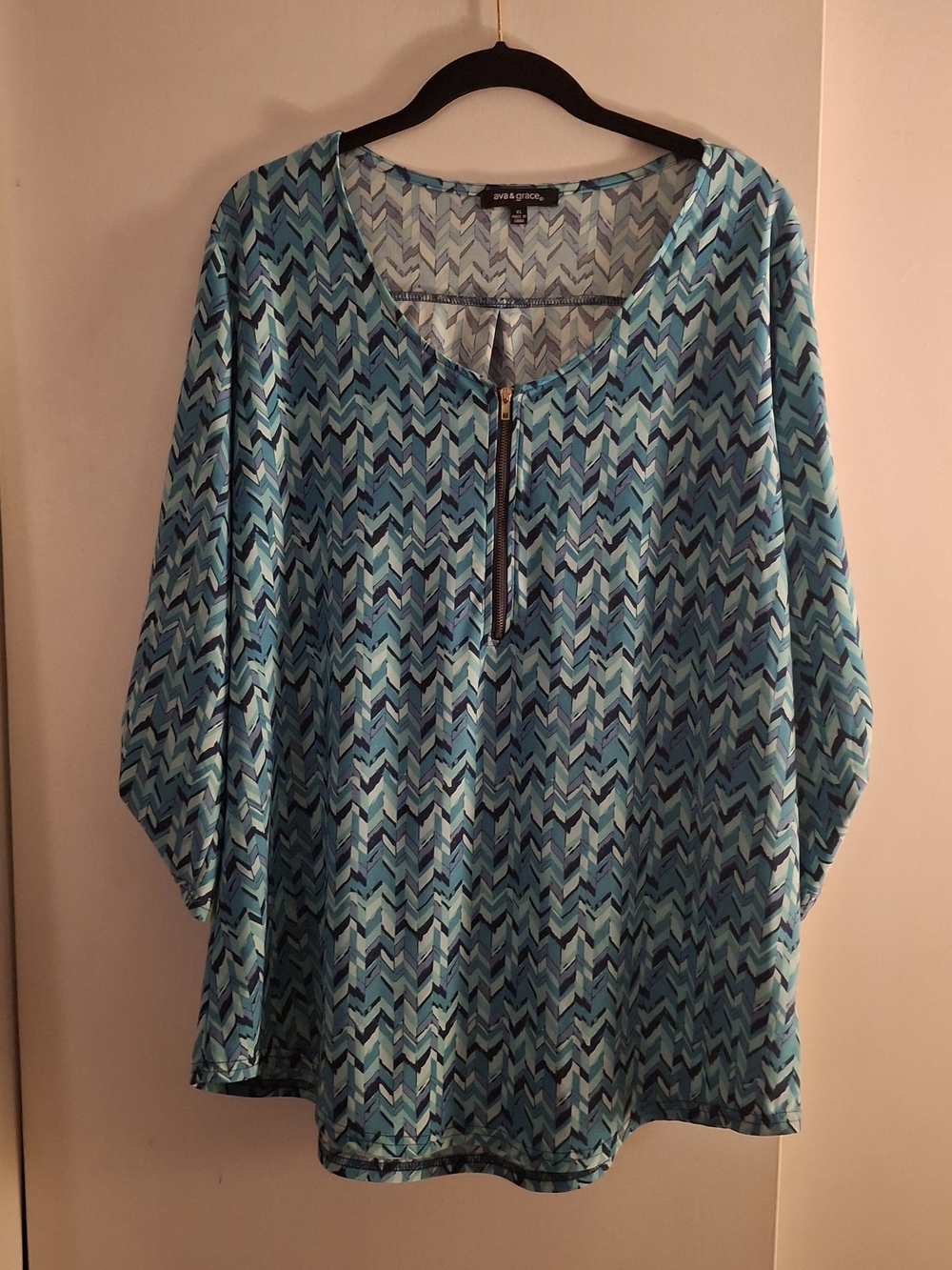 ava & grace Women's Blue Chevron Zip-Front Women's Top
